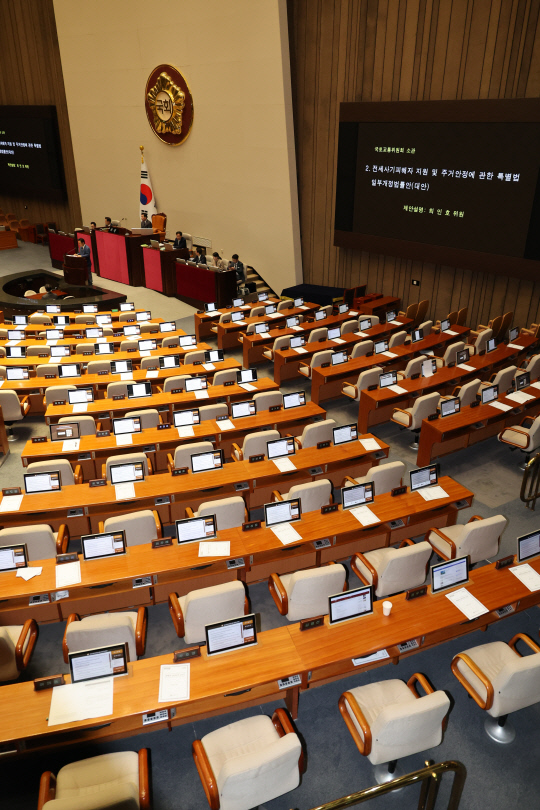 28일 오후 국회 본회의장에서 열린 본회의에서 더불어민주당 주도의 전세사기특별법 개정안이 국민의힘 의원들이 불참한 가운데 야당 단독으로 처리되고 있다.<연합뉴스 사진>